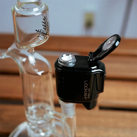 a close up of the Freeze Pipe Q7 Mini E-nail device on a table